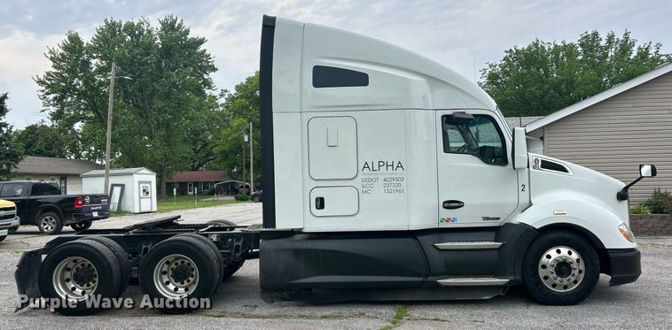 image for item EK8120 2020 Kenworth T680  semi truck