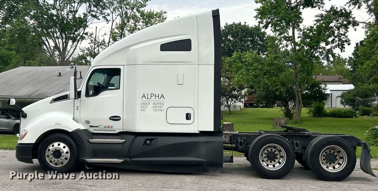 image for item EK8120 2020 Kenworth T680  semi truck
