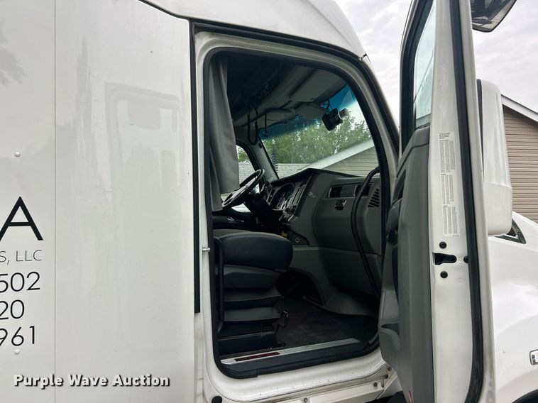 image for item EK8120 2020 Kenworth T680  semi truck