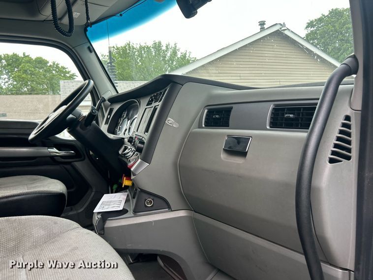 image for item EK8120 2020 Kenworth T680  semi truck