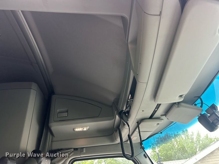 image for item EK8120 2020 Kenworth T680  semi truck