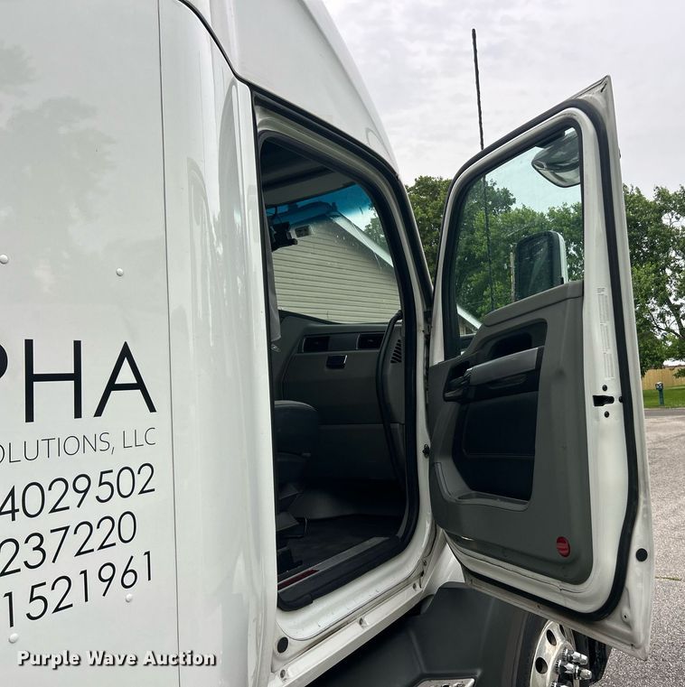 image for item EK8120 2020 Kenworth T680  semi truck