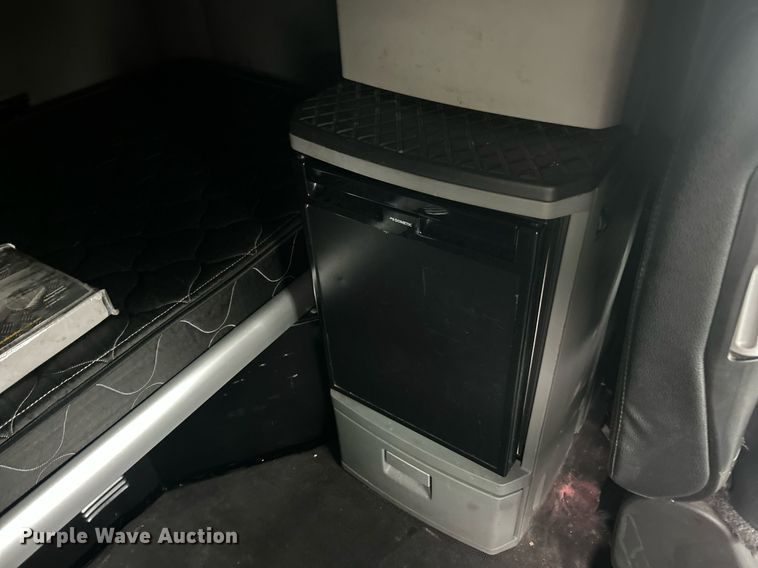 image for item EK8120 2020 Kenworth T680  semi truck