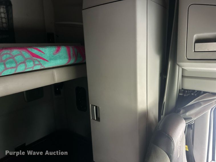 image for item EK8120 2020 Kenworth T680  semi truck