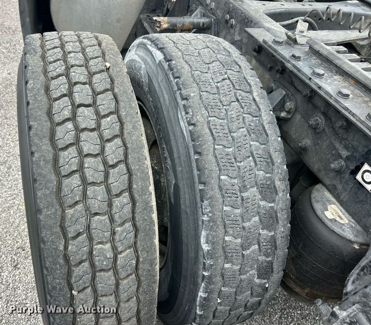 image for item EK8120 2020 Kenworth T680  semi truck