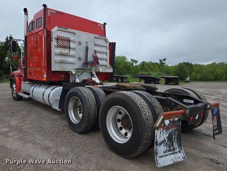 image for item EL2067 2007 International 9400i semi truck