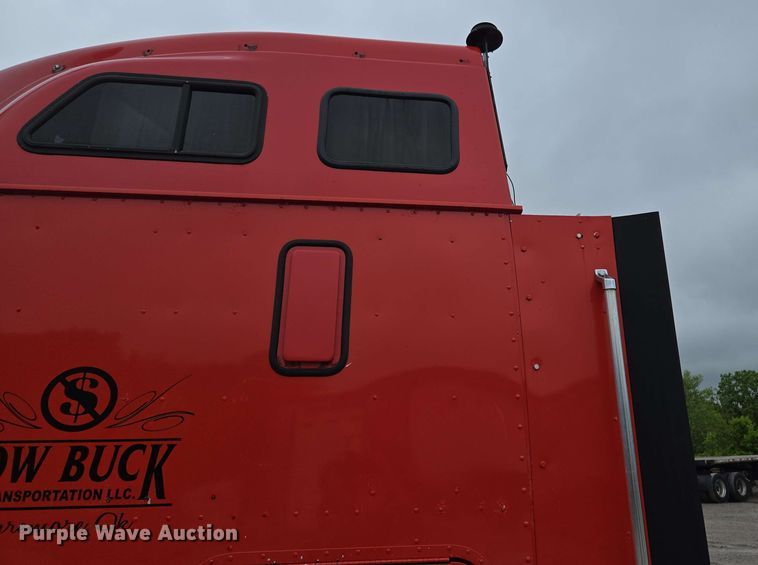 image for item EL2067 2007 International 9400i semi truck