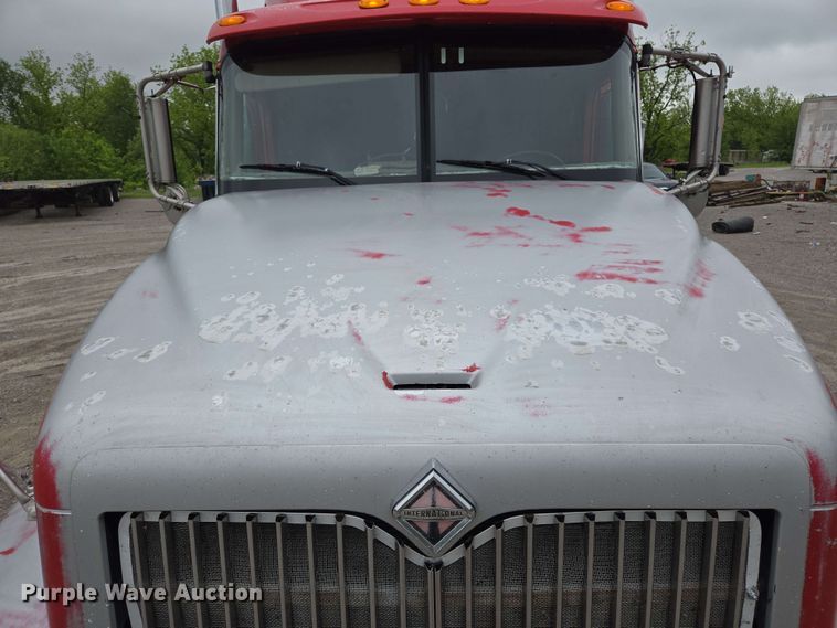 image for item EL2067 2007 International 9400i semi truck