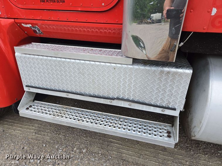 image for item EL2067 2007 International 9400i semi truck