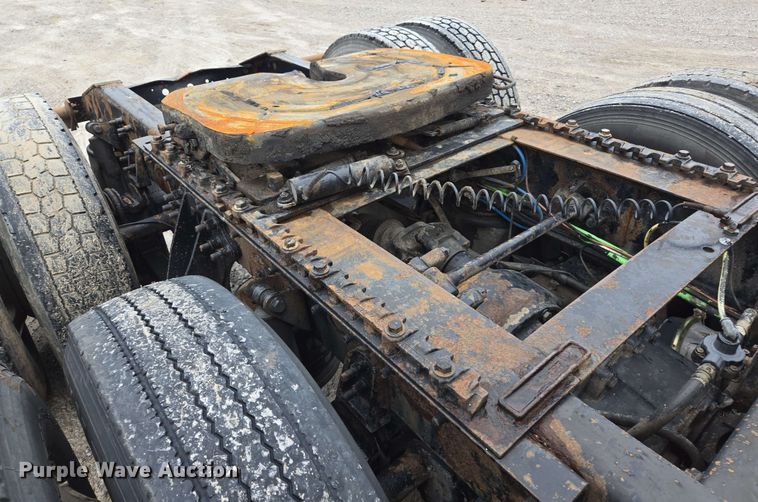 image for item EL2067 2007 International 9400i semi truck