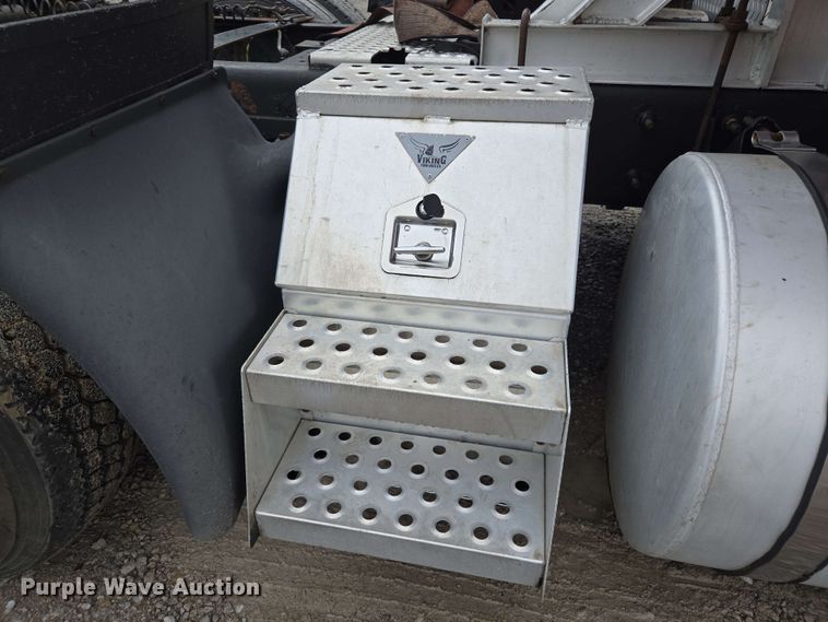 image for item EL2067 2007 International 9400i semi truck