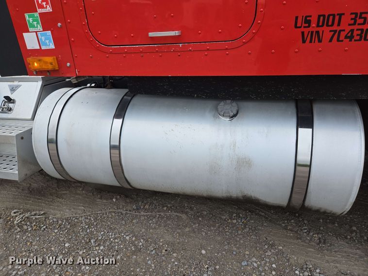 image for item EL2067 2007 International 9400i semi truck