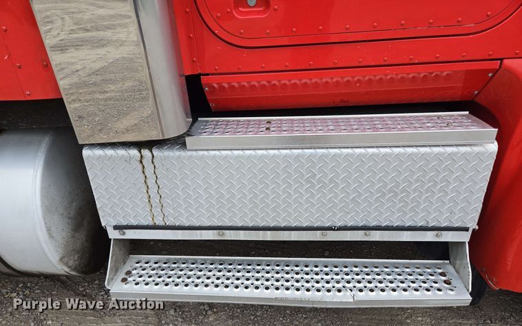 image for item EL2067 2007 International 9400i semi truck