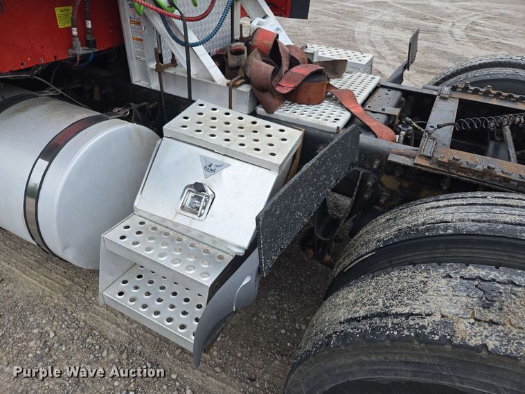 image for item EL2067 2007 International 9400i semi truck