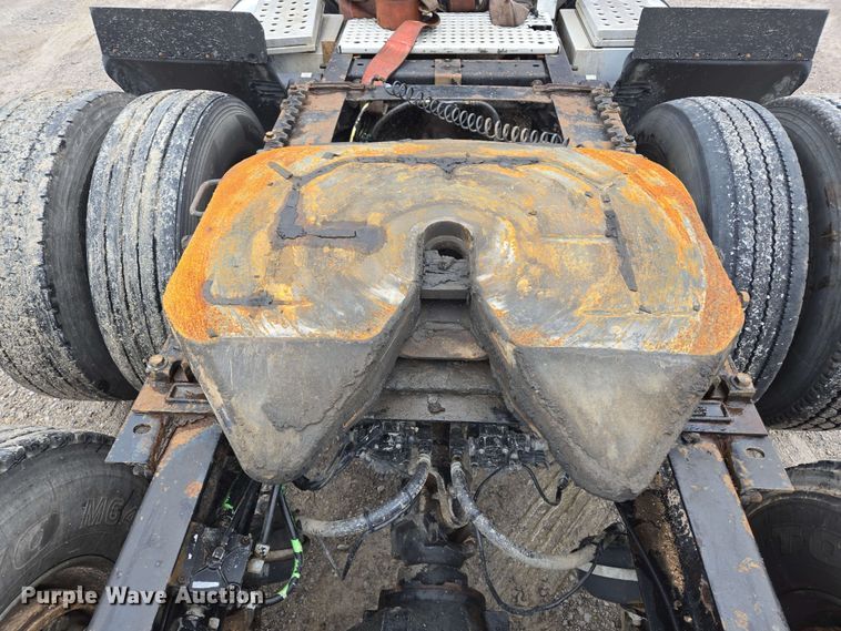 image for item EL2067 2007 International 9400i semi truck