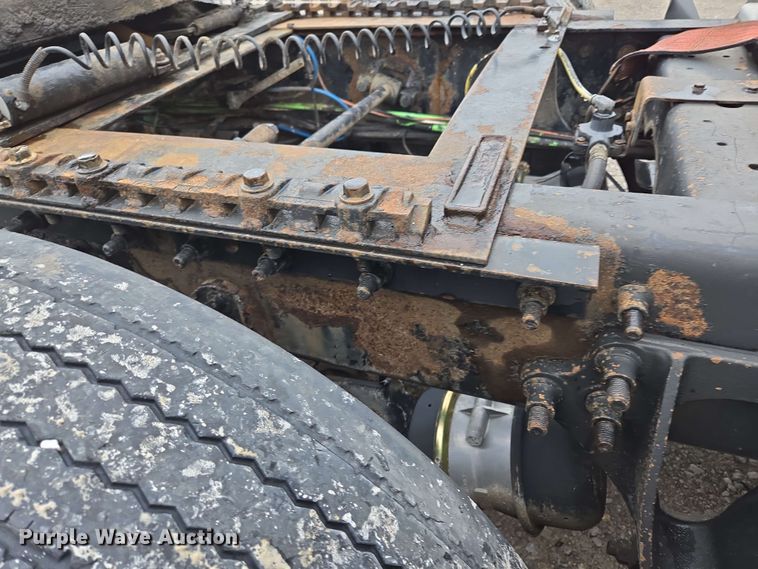 image for item EL2067 2007 International 9400i semi truck