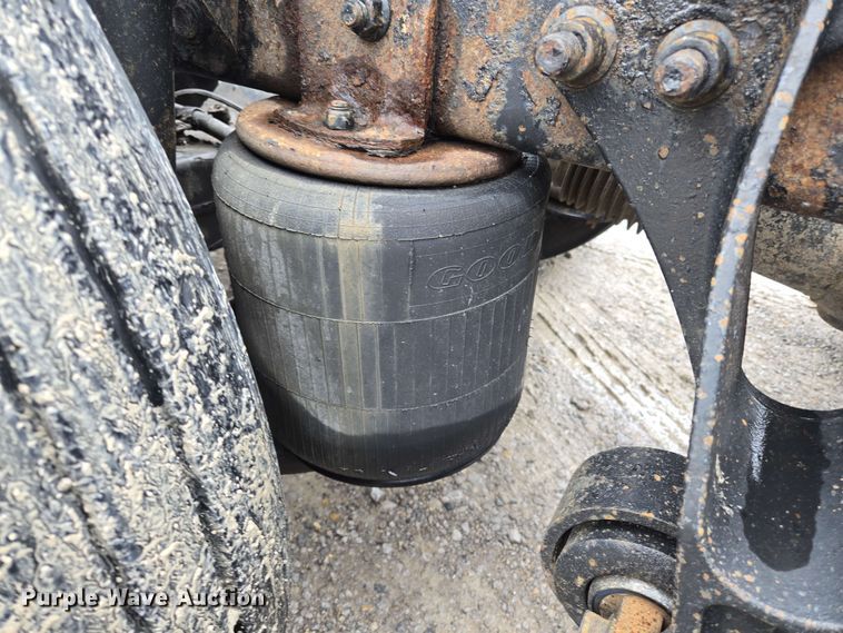 image for item EL2067 2007 International 9400i semi truck