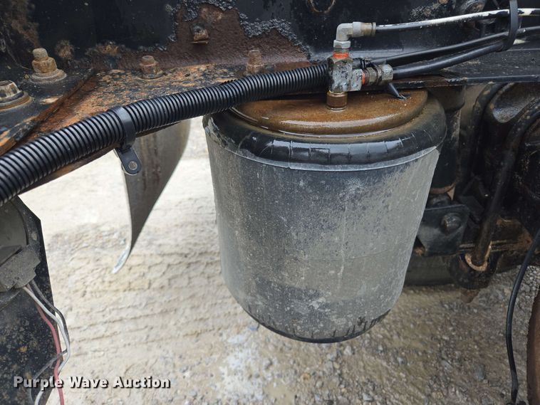 image for item EL2067 2007 International 9400i semi truck