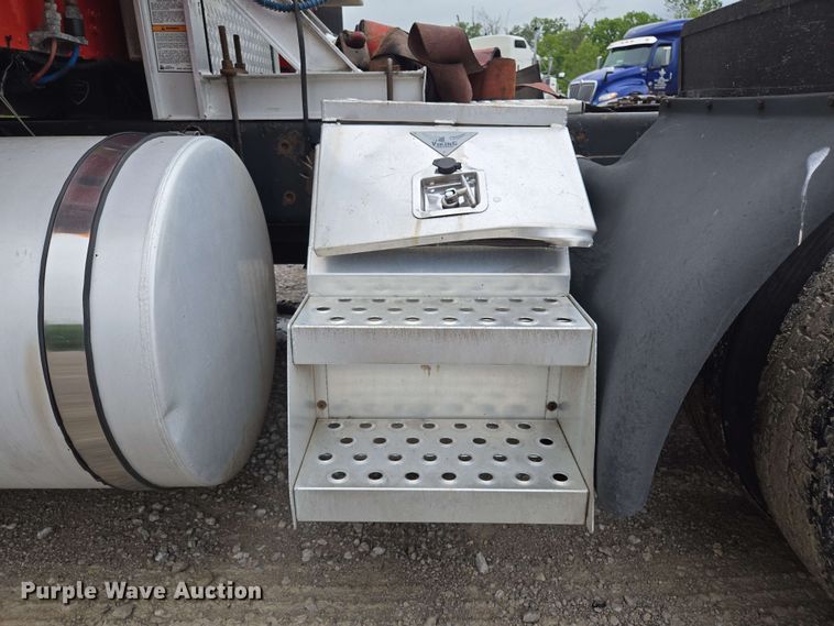 image for item EL2067 2007 International 9400i semi truck