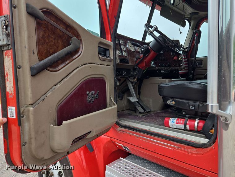 image for item EL2067 2007 International 9400i semi truck