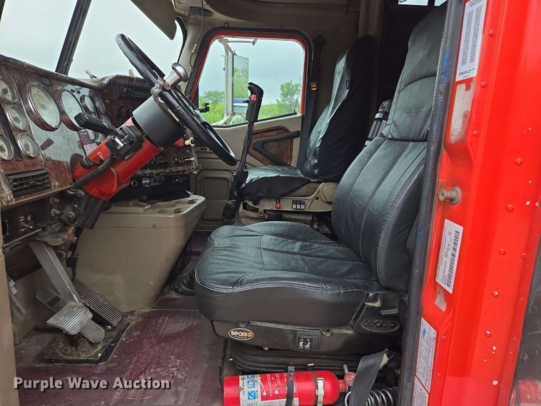 image for item EL2067 2007 International 9400i semi truck