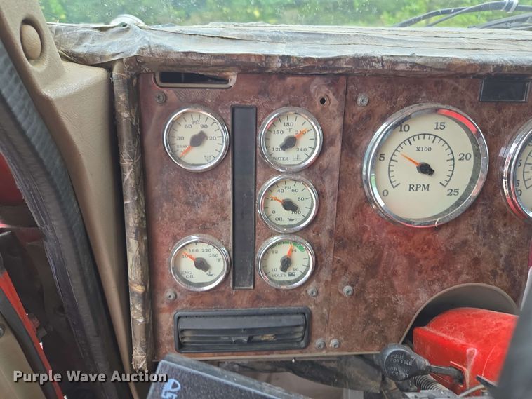 image for item EL2067 2007 International 9400i semi truck