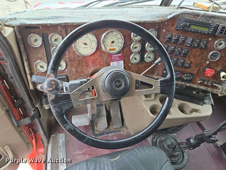 image for item EL2067 2007 International 9400i semi truck