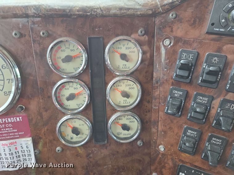 image for item EL2067 2007 International 9400i semi truck