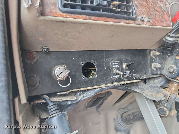 image for item EL2067 2007 International 9400i semi truck