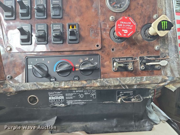 image for item EL2067 2007 International 9400i semi truck