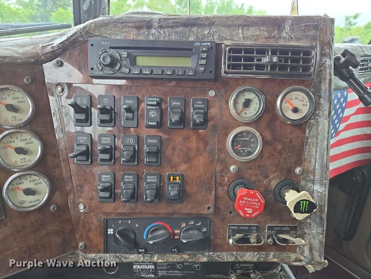 image for item EL2067 2007 International 9400i semi truck