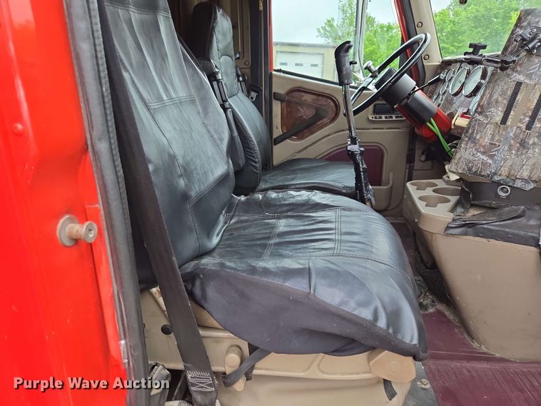 image for item EL2067 2007 International 9400i semi truck