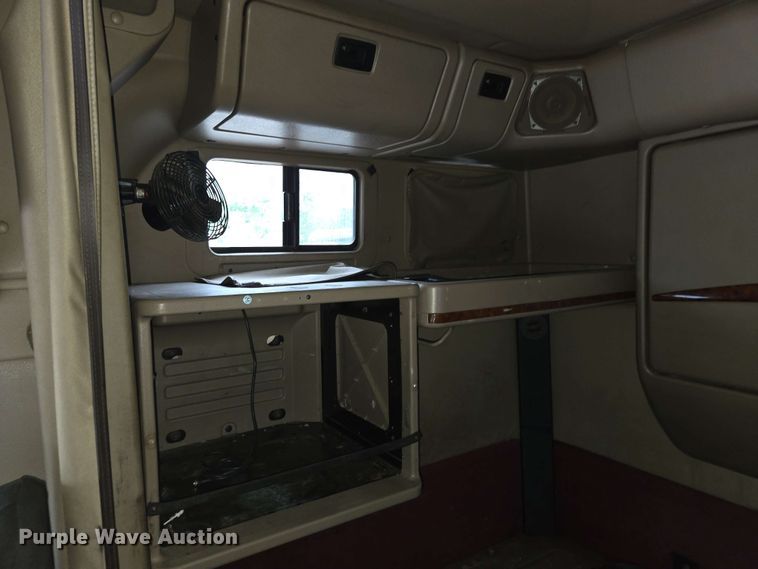 image for item EL2067 2007 International 9400i semi truck