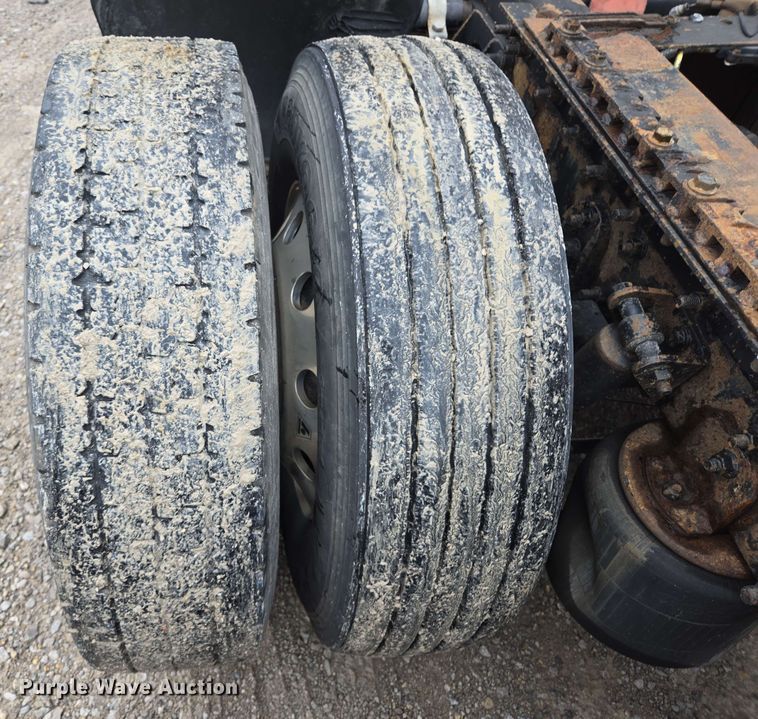 image for item EL2067 2007 International 9400i semi truck