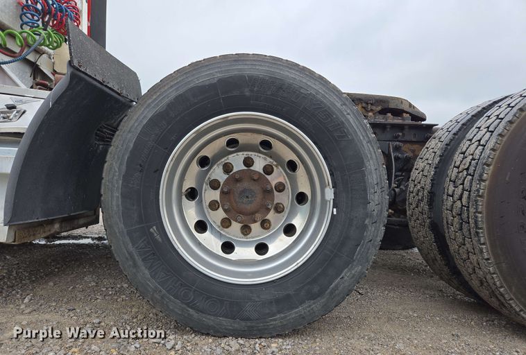 image for item EL2067 2007 International 9400i semi truck