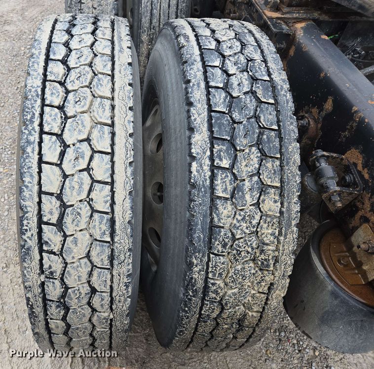 image for item EL2067 2007 International 9400i semi truck