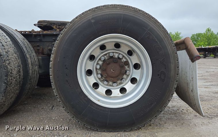 image for item EL2067 2007 International 9400i semi truck