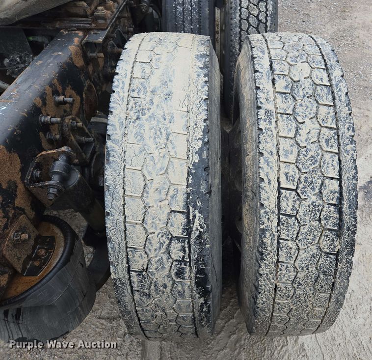 image for item EL2067 2007 International 9400i semi truck