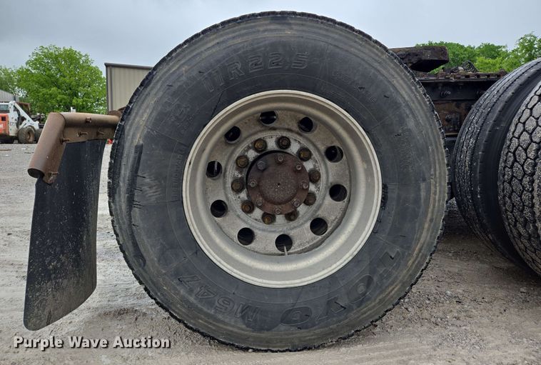 image for item EL2067 2007 International 9400i semi truck