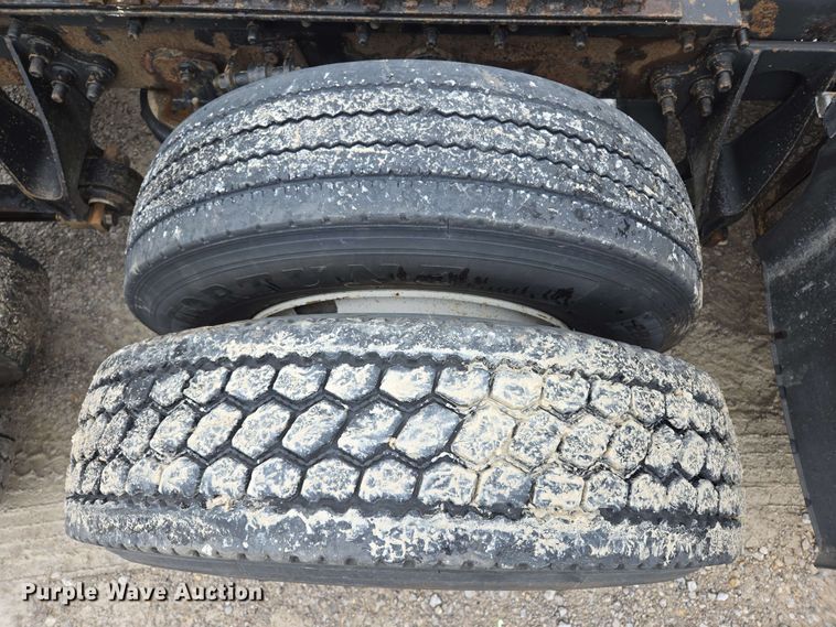 image for item EL2067 2007 International 9400i semi truck