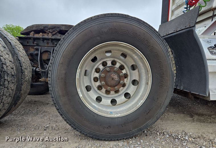 image for item EL2067 2007 International 9400i semi truck