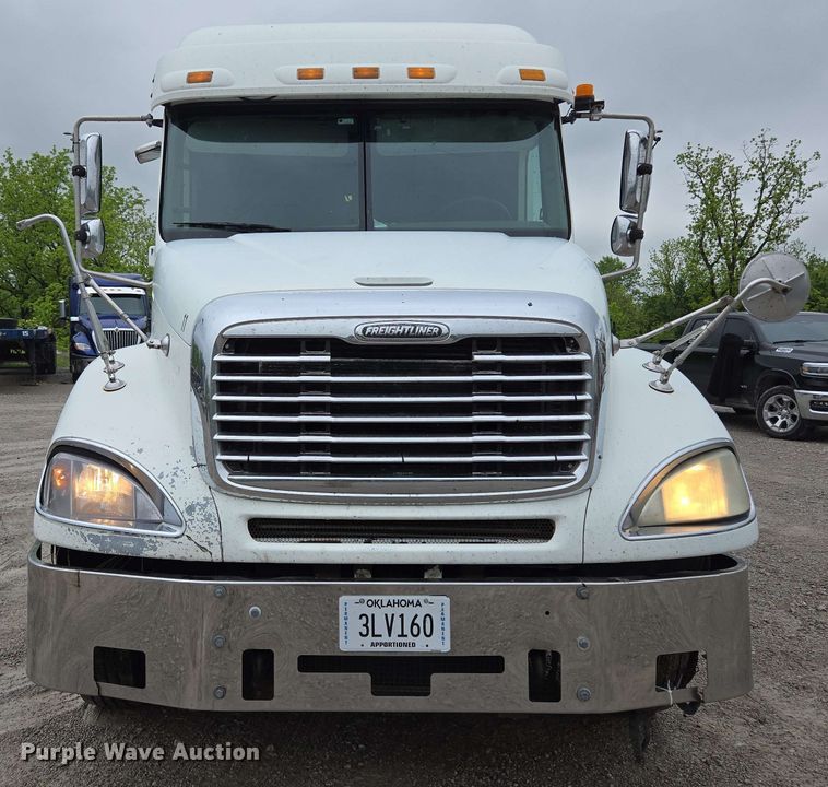 image for item EL2070 2005 Freightliner Columbia semi truck