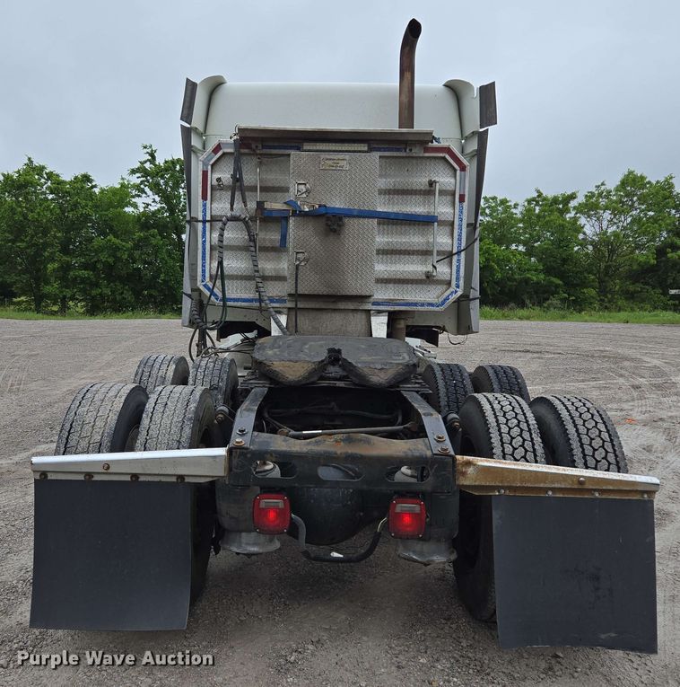 image for item EL2070 2005 Freightliner Columbia semi truck