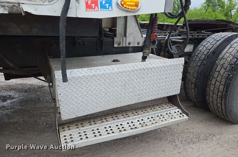 image for item EL2070 2005 Freightliner Columbia semi truck