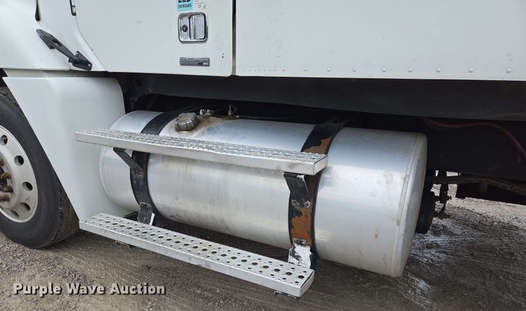 image for item EL2070 2005 Freightliner Columbia semi truck