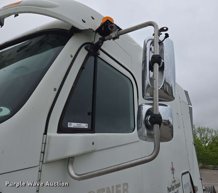 image for item EL2070 2005 Freightliner Columbia semi truck