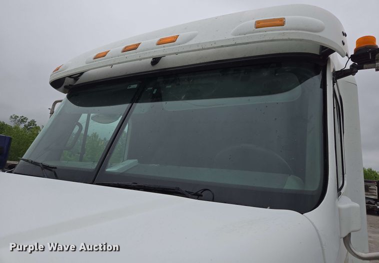 image for item EL2070 2005 Freightliner Columbia semi truck