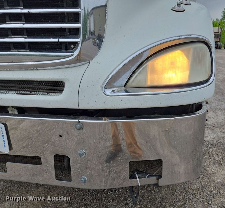 image for item EL2070 2005 Freightliner Columbia semi truck