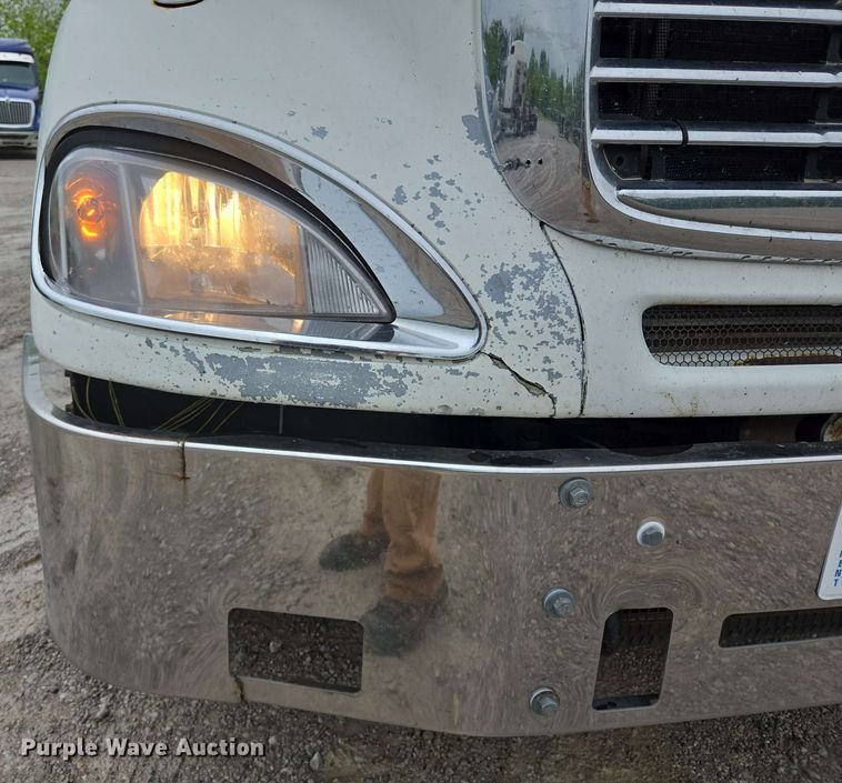 image for item EL2070 2005 Freightliner Columbia semi truck