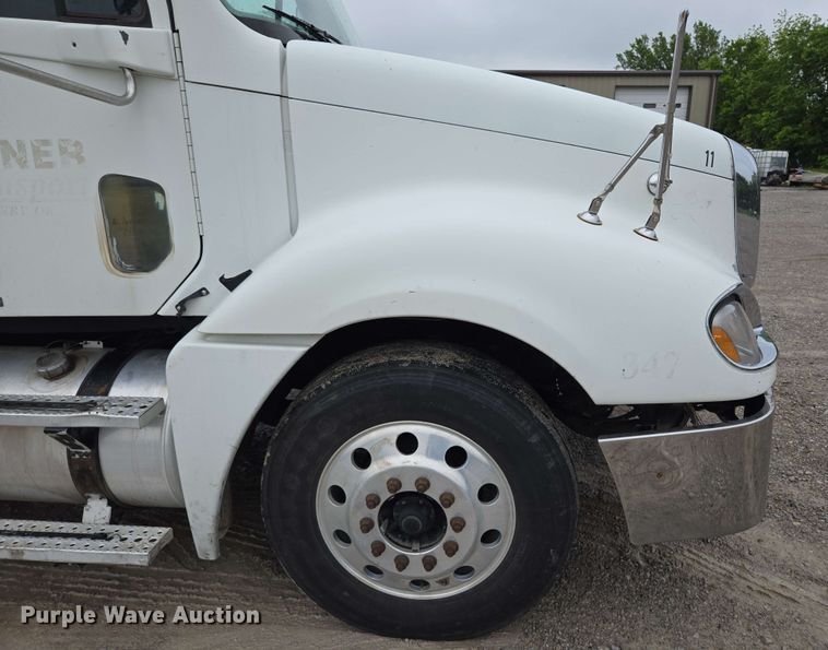 image for item EL2070 2005 Freightliner Columbia semi truck